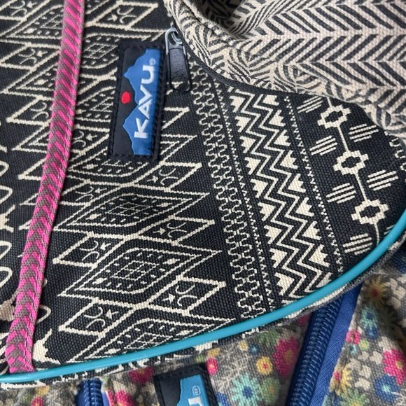 Bundle Kavu sling bags. Gently used. Selling as a bundle - Picture 3 of 8
